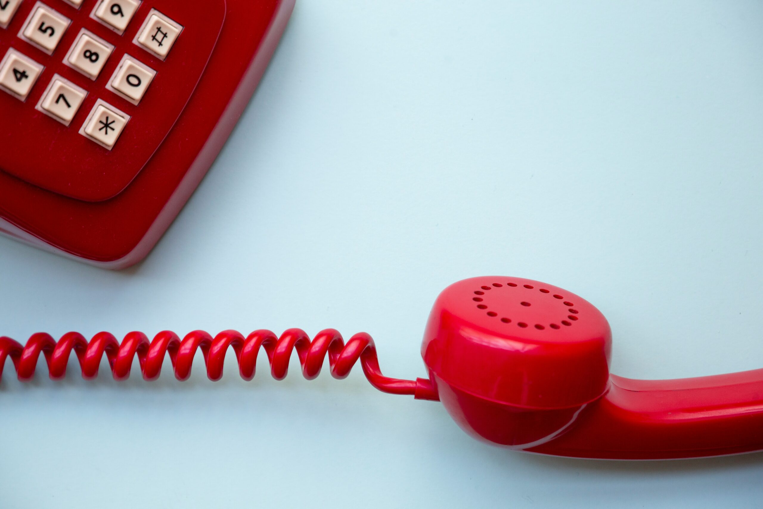 Online-Terminbuchung Reisebüro – Kundin bucht Beratungstermin telefonisch